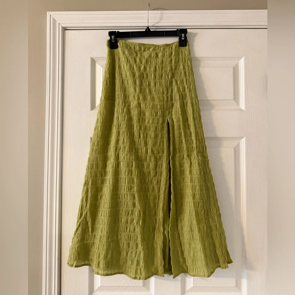 Lulu’s textured green midi skirt